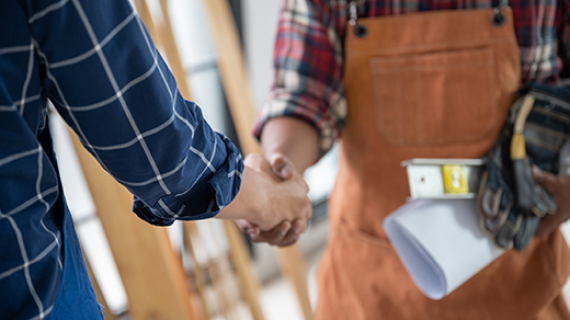 Netzwerkpartner Handwerker geben sich die Hand